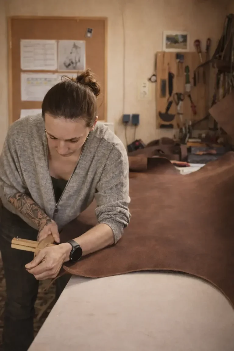 Zuschneiden von Lederteilen in der Werkstatt