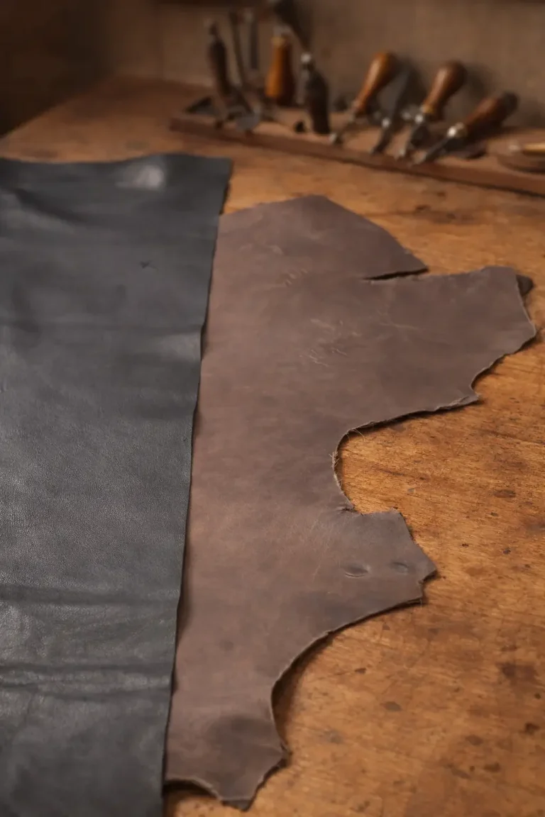 Braunes Blankleder und schwarzes Nappaleder als Materialkombination für handgefertigte Ledergürtel aus der Sattelier Werkstatt