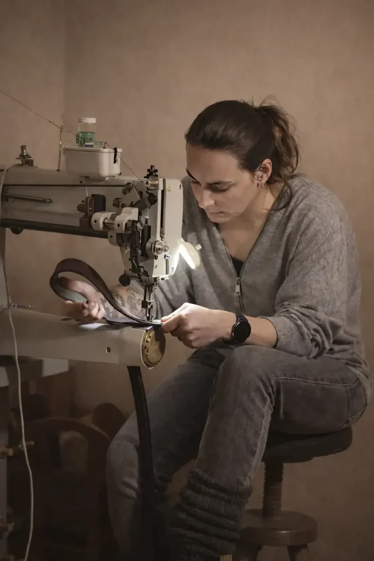 Nähen eines Lederstücks an der Sattlernähmaschine