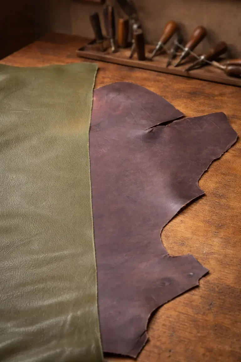 Braunes Blankleder und khaki Nappaleder als Materialkombination für handgefertigte Ledergürtel aus der Sattelier Werkstatt